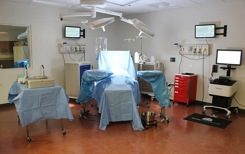 Operating table, simulation equipment and medical tools in the simulation suite of the PCOM Georgia Sim Center